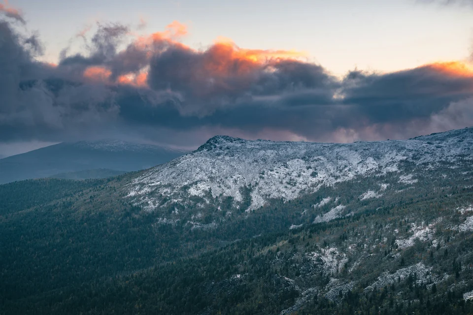 Cadenas montañosas nevadas bajo cielo amplio