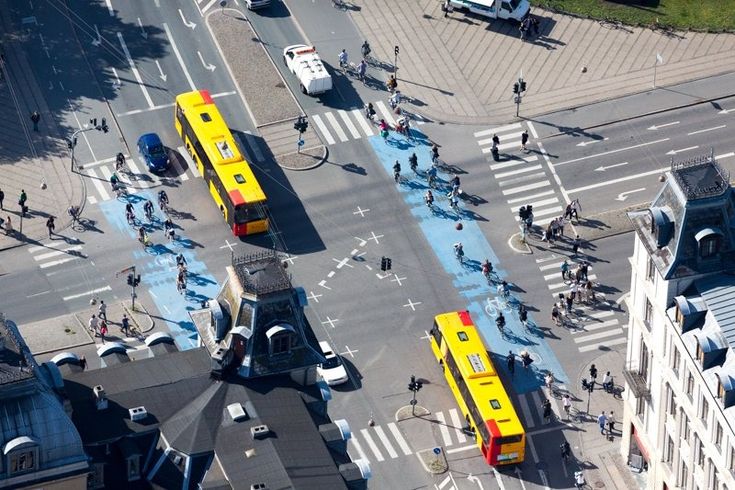 Senderista en camino boscoso entre rocas