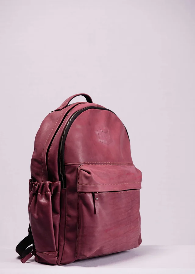 Mochila de viaje sobre fondo neutro