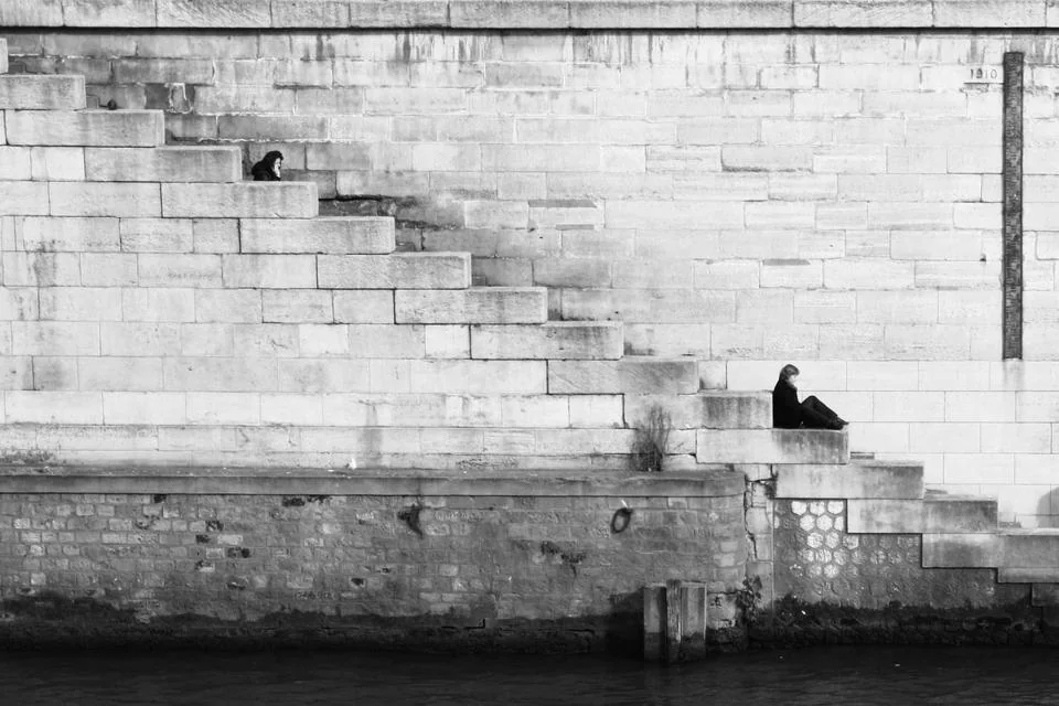 Saco de dormir compacto en claro del bosque